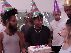 gangbang interracial avec une chérie excitée - coco lovelock