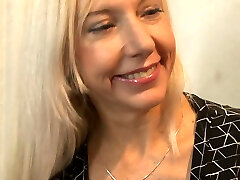 les lesbiennes tanya tate et lilly ford mangent la chatte et baisent avec des ciseaux