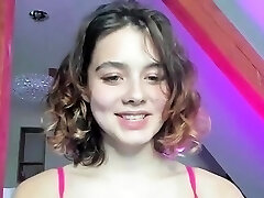 une ado blonde amateur joue en solo avec du porno webcam jouet