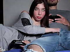 La novia de mi amigo me la chupa para ganarme en el FIFA y termino cogiendola por el rump