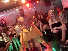 tout le monde dans le club veut attirer l'attention alors ils commencent un sexe en groupe