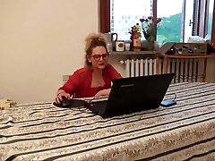 une salope italienne se fait baiser sur le canapé-backstage