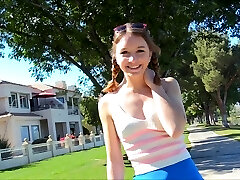 Roller dame flashes her panties in a public upskirt