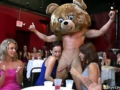 poussins suçant des bites dans un club de strip-tease