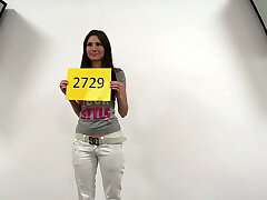 Mignonne aux gros seins tchèque brune Lucie est venue pour un casting pour devenir une star du porno