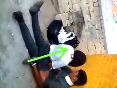 des ados de l'école de couleur surpris en train de baiser