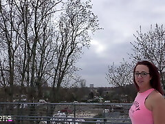 Deutsch Milf wird auf Parkplatz vom Fremden abgefickt! Public Doggy Jizzswapping Blowjob Slobber Outdoor