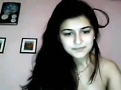 Cette fille est tellement magnifique avec sa robe sur et sans.