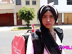 livraison fille me demande un travail en échange de relations sexuelles