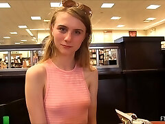 grande ado, sharlotte frotte sa chatte parfaitement rasée, pendant que son mec fait un voyage