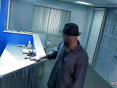 secrétaire latina holly anal baisée par des inconnus au bureau
