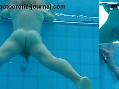 l'orgasme de jet de massage sous-marin dans une piscine spa publique