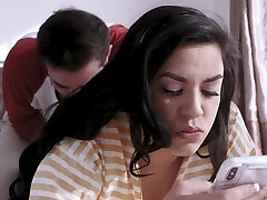 badmilfs - bandante belle-mère et la fille partagent girthy bite