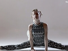 Russian nimble teen Rita Mochalkina does the splits and shows yummy poon