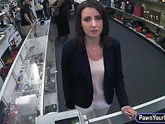 Les clients de la femme au foyer baisée par pawnkeeper dans l'arrière boutique