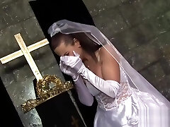 прекрасная невеста получает пригвожден к алтарю