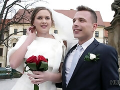 hunt4k. atractiva novia checa pasa la primera noche con rico extraño