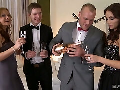 Magnifique Abbie Cat de salope et son ami d'amour torride de sexe de groupe des séances