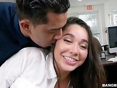 l'assistante de bureau karlee grey fait une pipe et se fait poser sur la table