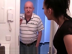 mira pisst au sein de mund