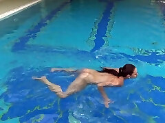 Fine underwater performance of sizzling nude babe Sazan Cheharda Fine underwater performance of sizzling nude babe Sazan Cheharda
