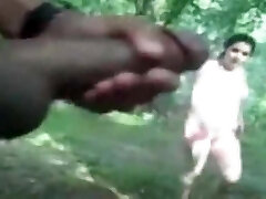 un exhibitionniste amateur lubrique aime branler sa bite à l'extérieur