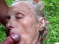 mamie séduite par un adolescent nudiste