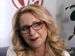 une fille plus âgée à lunettes devient gluante