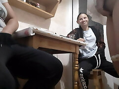 de bavardage, nos trois chattes ont commencé à couler et à jouir