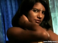 belle brune en solo indien chéri