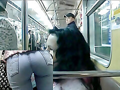 Bleu eah jeans sur brune de cheveux de miel Bleu eah jeans sur brune de cheveux de miel