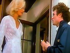 un homme chanceux mange une délicieuse adolescent blonde maigre sur le canapé