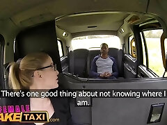 femmes faux taxi siège arrière, gros seins pipe pour la chance de goujon