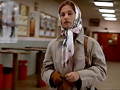 elle aime jouer de la musique et regarder des