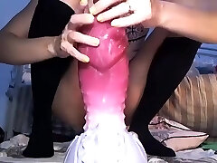 تازه کار, کیر مصنوعی Fucks در و امتداد الاغ خمیازه او