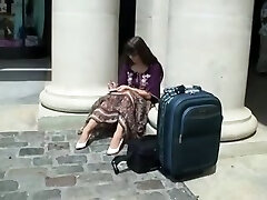 性感的女孩坐在外面有美丽的cameltoe她的双腿之间