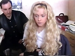 Initiation au sexe anal pour cette blonde qui sera même surprise de subir un fist fucking à trois très stiff