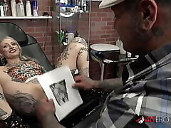 river dawn ink suce une bite après son nouveau tatouage de chatte