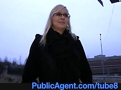 PublicAgent de plein air putain de blonde sexy à lunettes