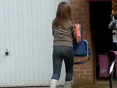 Espionnage sur les adolescents à partir de la fenêtre