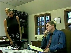 trio au bord de la piscine