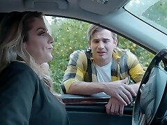 la baise hardcore se termine par du sperme dans la bouche pour l'enseignante milf kayla paige