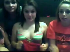 4 ludique filles flash leurs seins et le cul sur cam