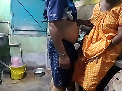 Indian bengali pinki vabi kitchen pe kam kar rahi thi or davor aakar maje se choda vabi ko or lund ka pura pani chut pe
