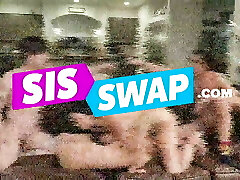 exxxtra small-une superbe petite blonde fera tout pour entrer dans l'équipe, même en se tapant son entraîneur