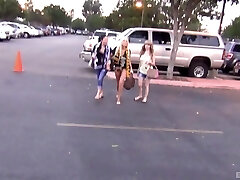 incroyable partie de sexe en groupe avec trois charmantes stars du porno et deux mecs