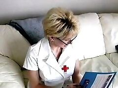 Milf infirmière obtient un soin du Visage Milf infirmière obtient un soin du Visage