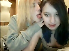 две любительские брюнетка и блондинка лесбос блеснули сиськами во время поцелуя на веб-камеру