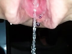 Big Coochie Lips Peeing