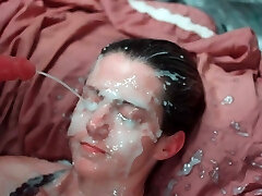 pas assez de mecs pour un bukkake alors elle me laisse la souffler avec la meilleure chose suivante